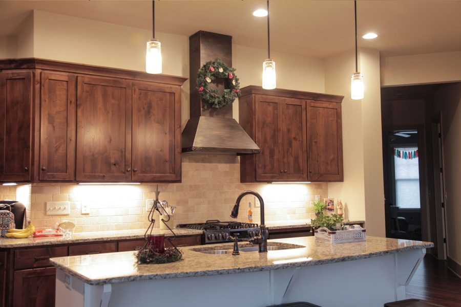 Modern kitchen with wooden cabinets and a range rood